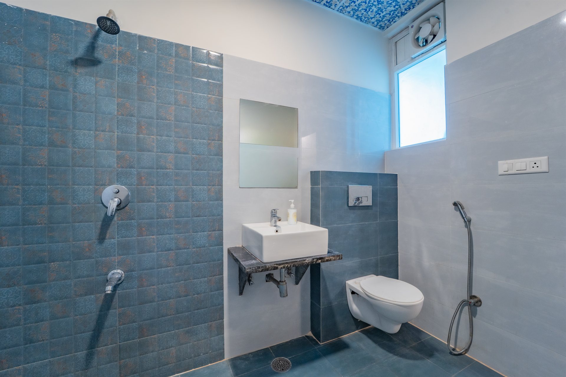 Modern Ensuite Bathroom with Overhead Shower
