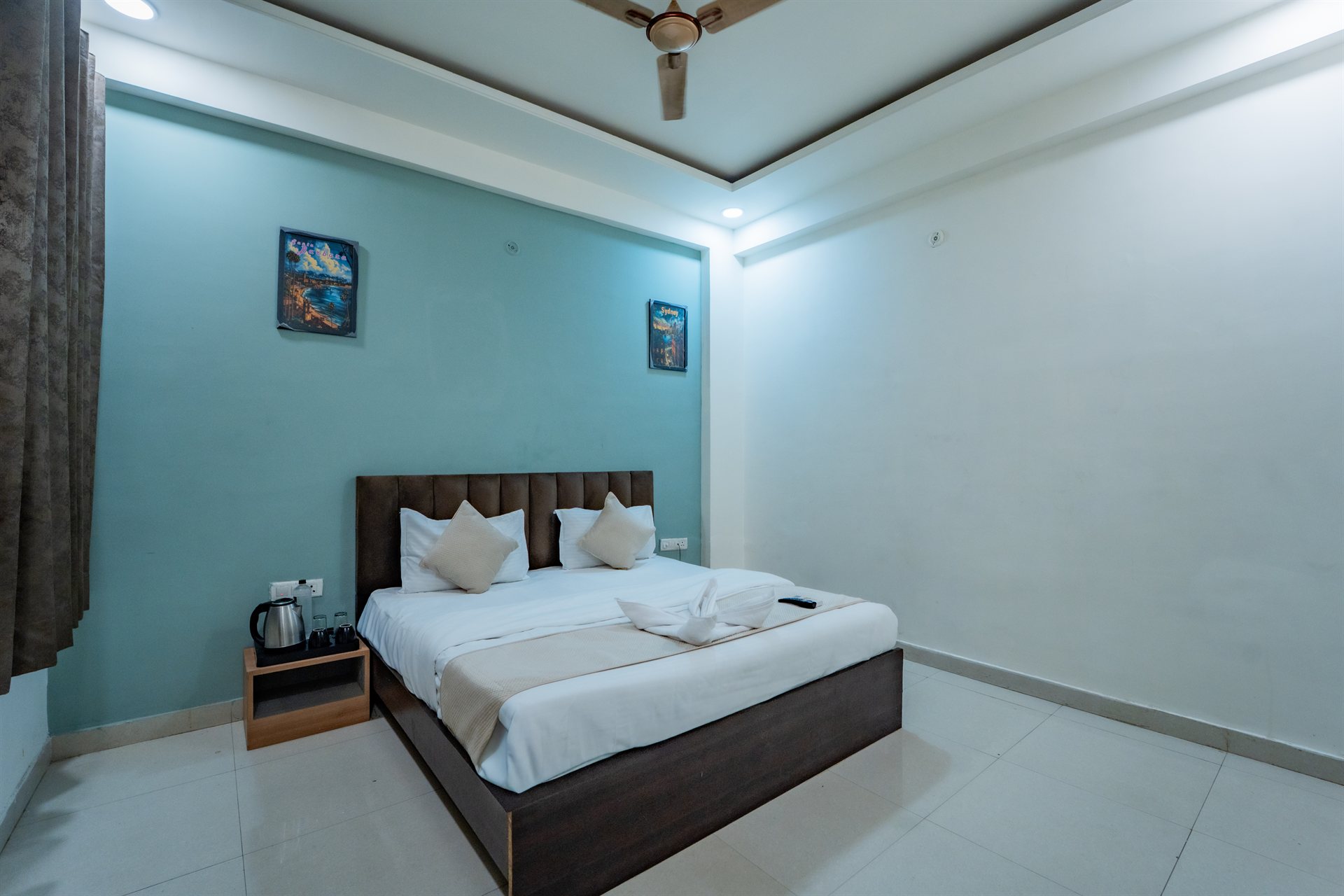 Deluxe Room with Queen Bed Hotel Sarvika Mansarover Jaipur